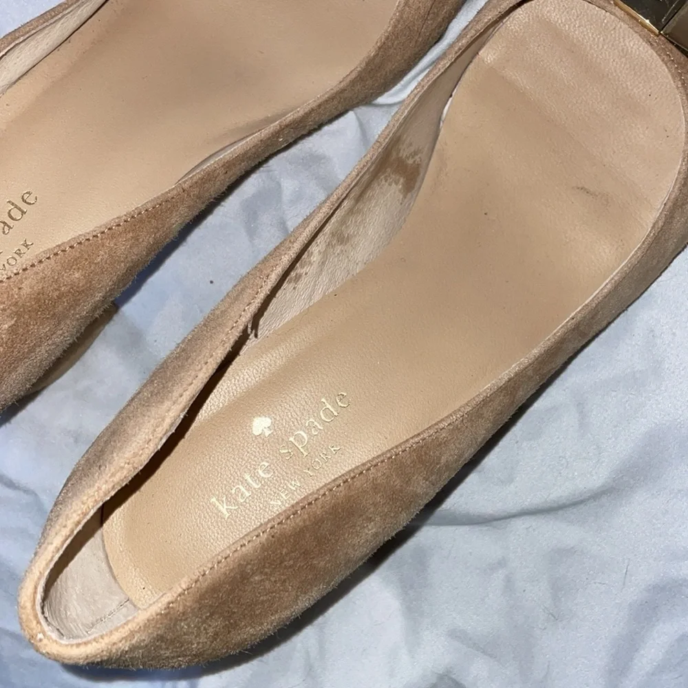 Kate Spade New York Lorin Beige Suede Leather Pump Shoe Gold Bow size 8.5